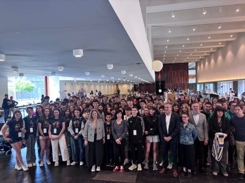 Baluarte gaztez bete da beraien zientzia- eta teknologia-proiektuak herritarrei aurkezteko Elhuyar Zientzia Azoka | Nafarroa Teknozientziaren zortzigarren edizioan