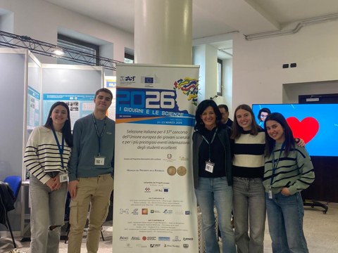 Biurdanako ikasleak Milango I Giovani e le Scienze azokan izan dira "Hobetu al daiteke adineko pertsonen egoera botikarik gabe?" proiektua aurkezten