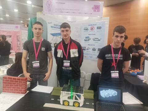 Etxarri Aranatzeko ikasleak Bartzelonako Expo Recerca azokan izan dira "Auto berriztagarria" proiektua aurkezten
