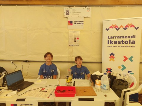 Larramendiko ikasleak Cambreko Open Science azokan izan dira “Liztor asiatikoa tranpatzea” proiektua aurkezten
